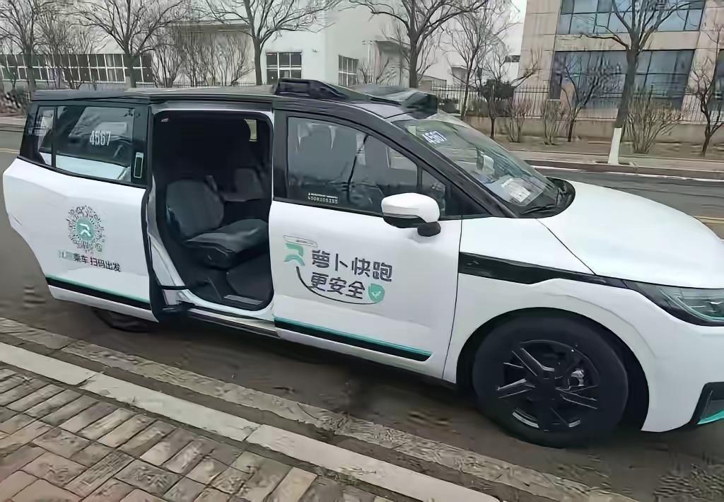 青岛城阳萝卜快跑无人出租车亲测：免费坐、稳如老司机，但评论区吵翻了天！预约那