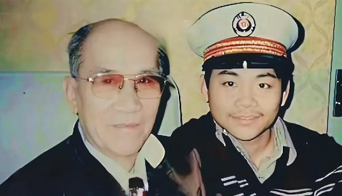 侯震是德云社的报幕员，同时也是郭德纲的司机。郭德纲在台上介绍侯震的时候，总会这