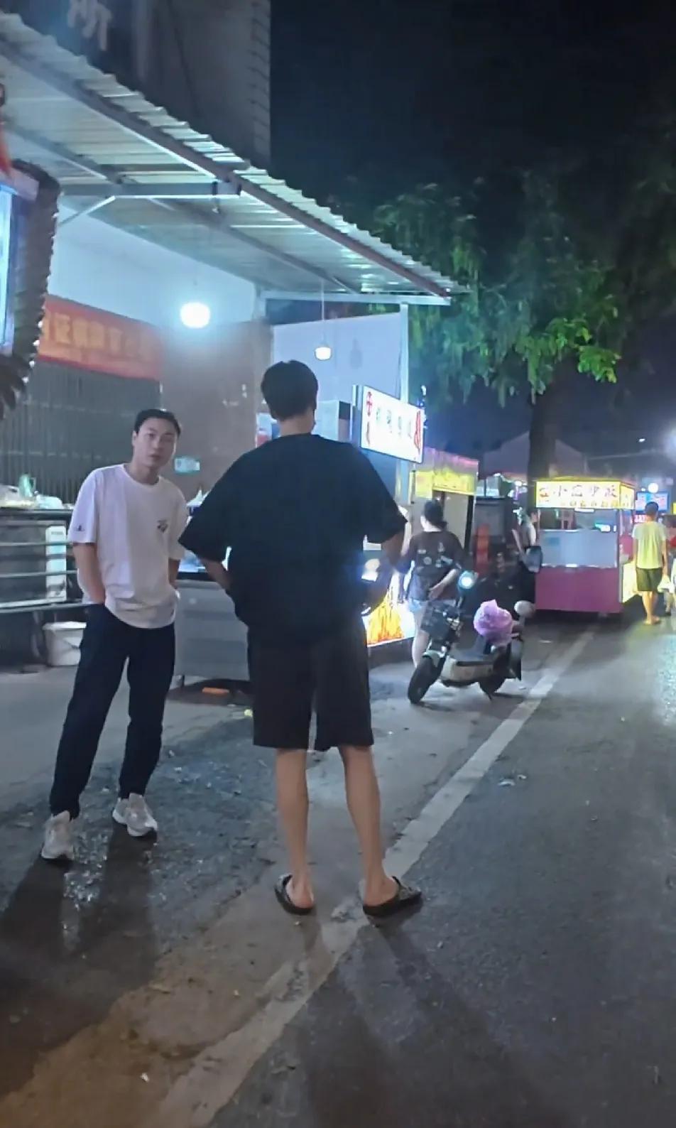 胡一天就算捂得再严实也没用啊！他这大体格大高个把周边的人衬的好小只，他的个头往哪