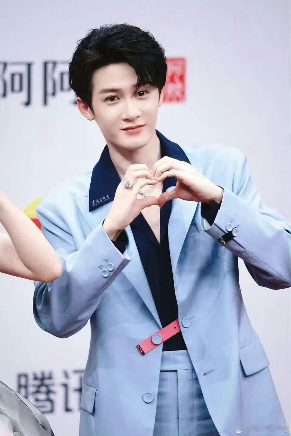 檀健次三专封面公开气球的柔软撞碎尖刺的凛冽，红苹果在对立镜面里折射完整轮廓，打