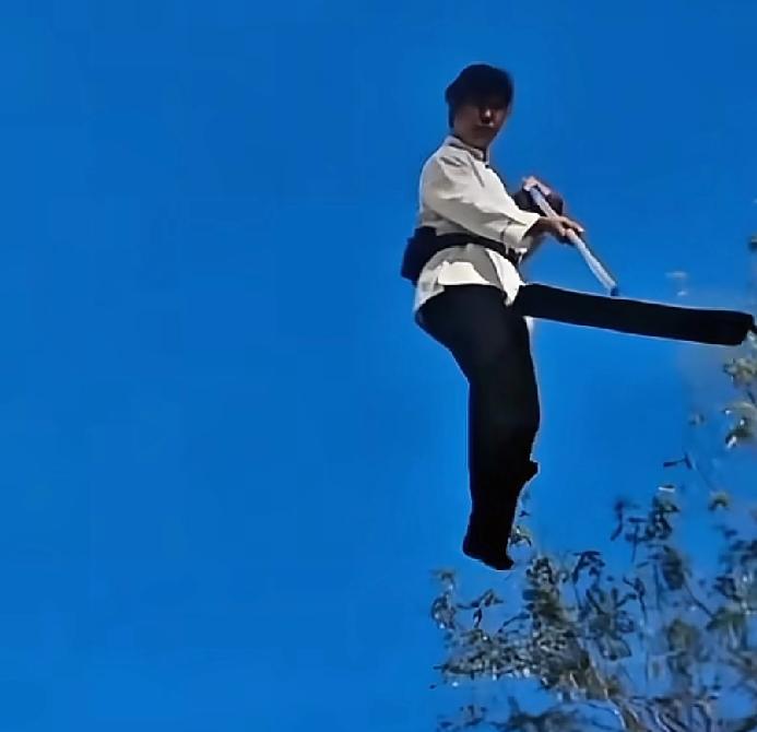 这不是表演最近有人在深圳看到了一位保洁阿姨在空中悬浮这一幕引来了很多人的围观