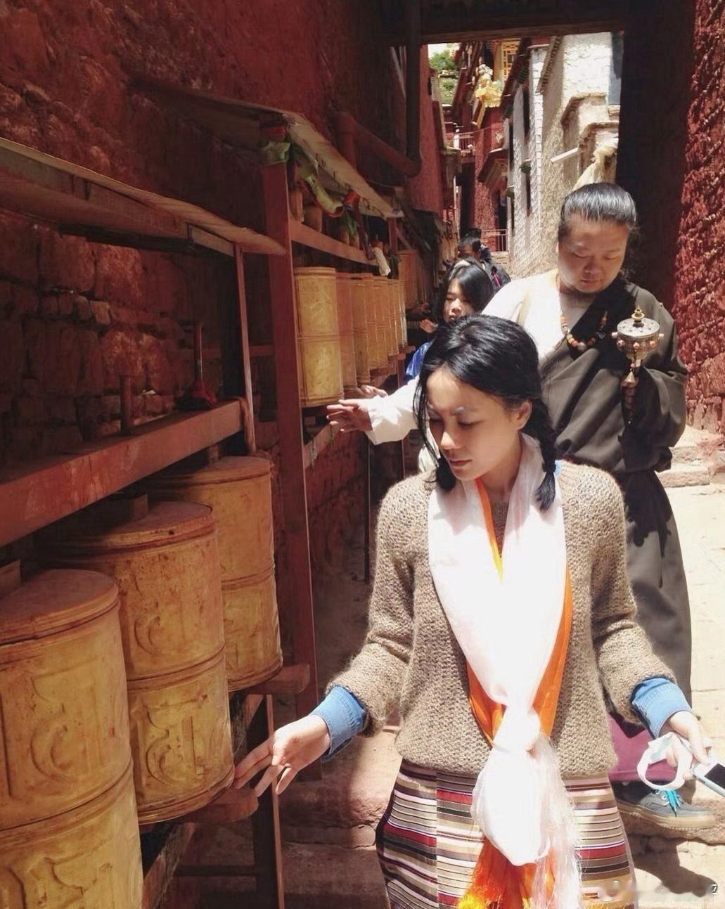 1.姚晨和质子男友是有暧昧瓜葛的，她现在想要彻底甩掉对方，但是男方还想再讹点资源
