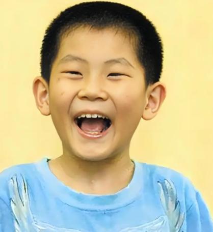 小学读了2天，初中1年，高中不到1年，复习1个月就上了考场。10岁，全国最小高考
