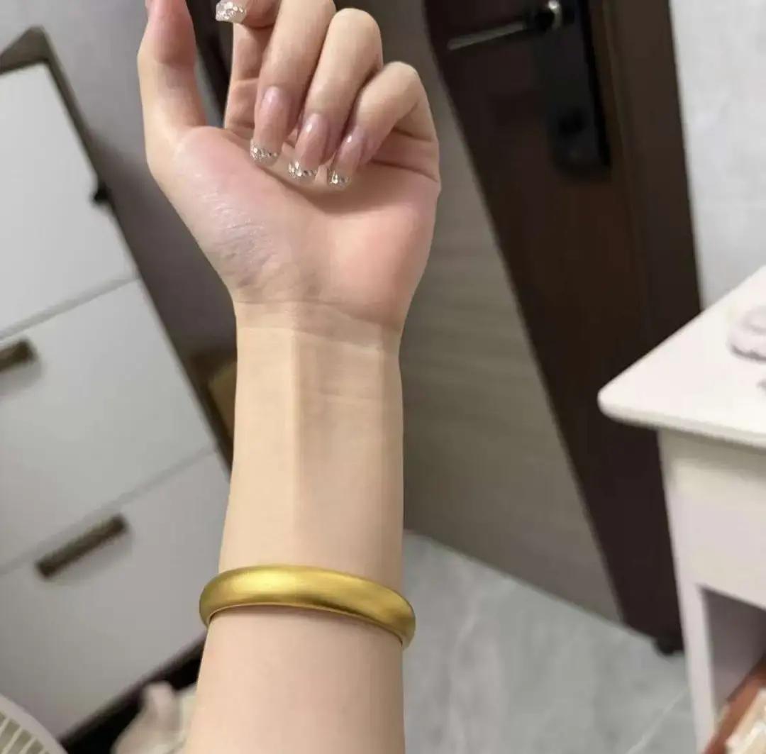 新娘刚办完婚礼，金镯子就被婆婆收走，说是怕弄丢。隔天刷朋友圈，镯子戴在小姑子手