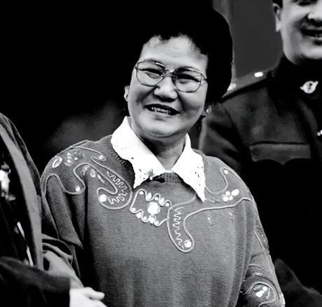 1964年，小叔子盛弘对赵丽蓉说：“嫂子，我哥走3年了，咱俩一起过吧！”赵丽蓉严