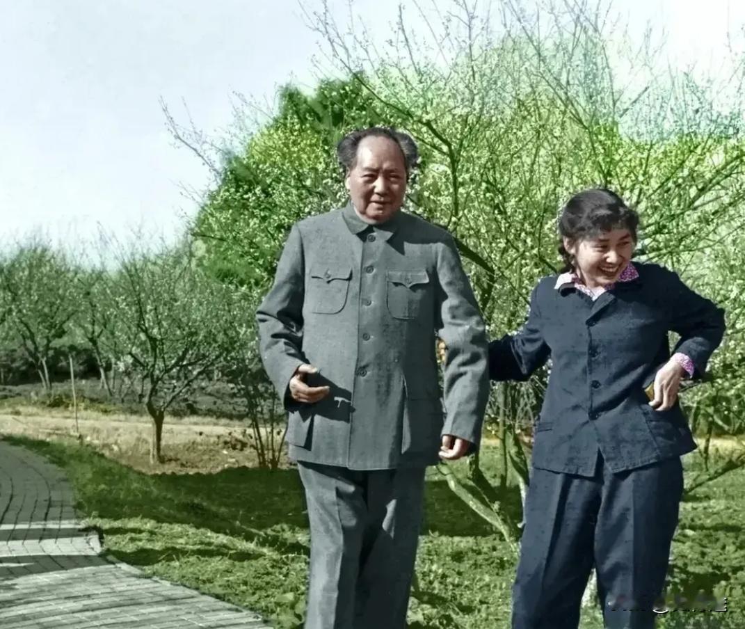 拉着毛主席去踏青，这张照片摄于1962年春天，喜庆、亲切。照片中的女同志应该是李