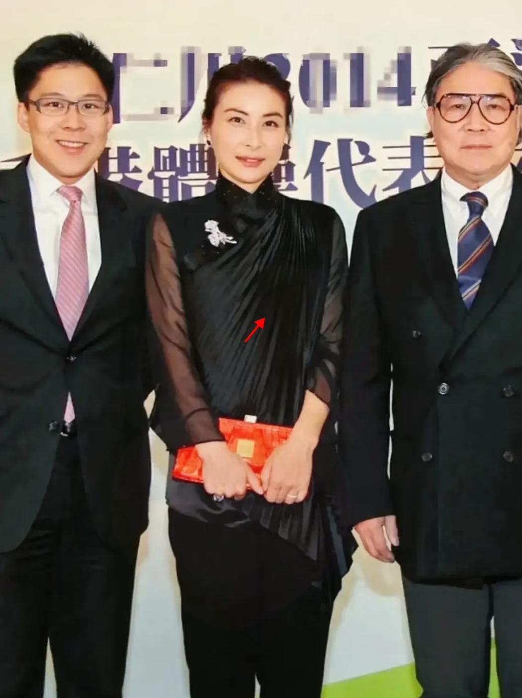 豪门清流！霍震霆在郭晶晶面前的一个动作，撕开了多少家庭的遮羞布。霍震霆去儿子