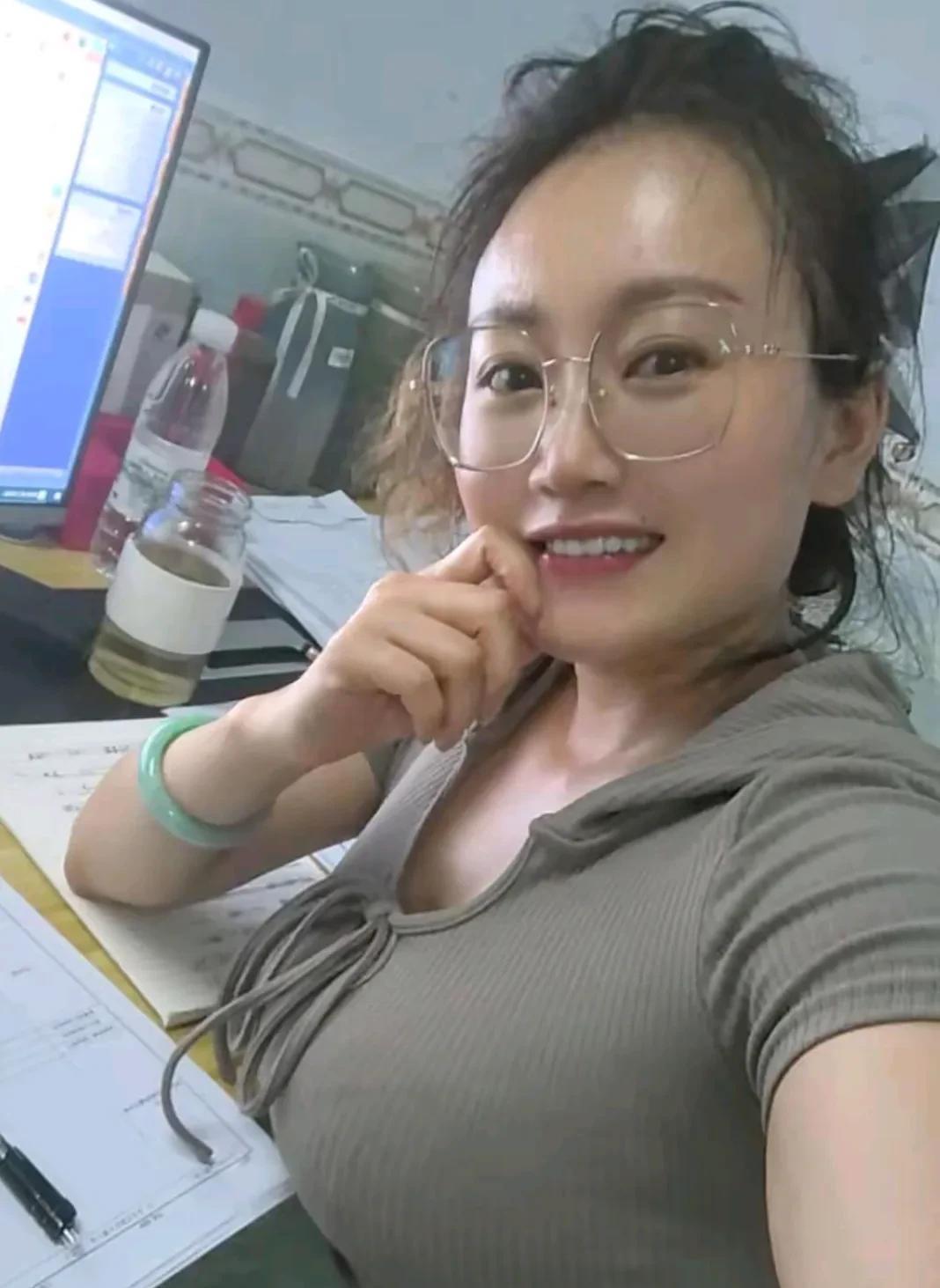 这绝对是一位教师，这个表情，她虽然是笑的，但我有点怕，以前我的班主任就是这样的