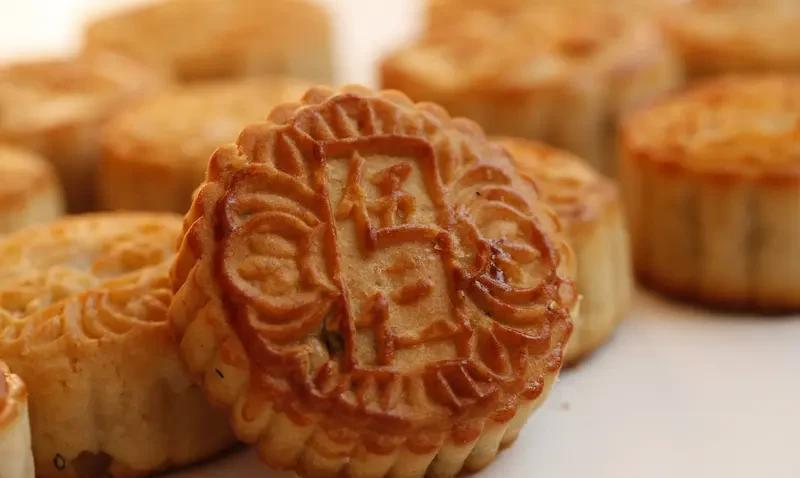 真想不明白这些做五仁月饼的商家~难道不能少放点糖？这都什么年代了，还这样齁甜齁甜