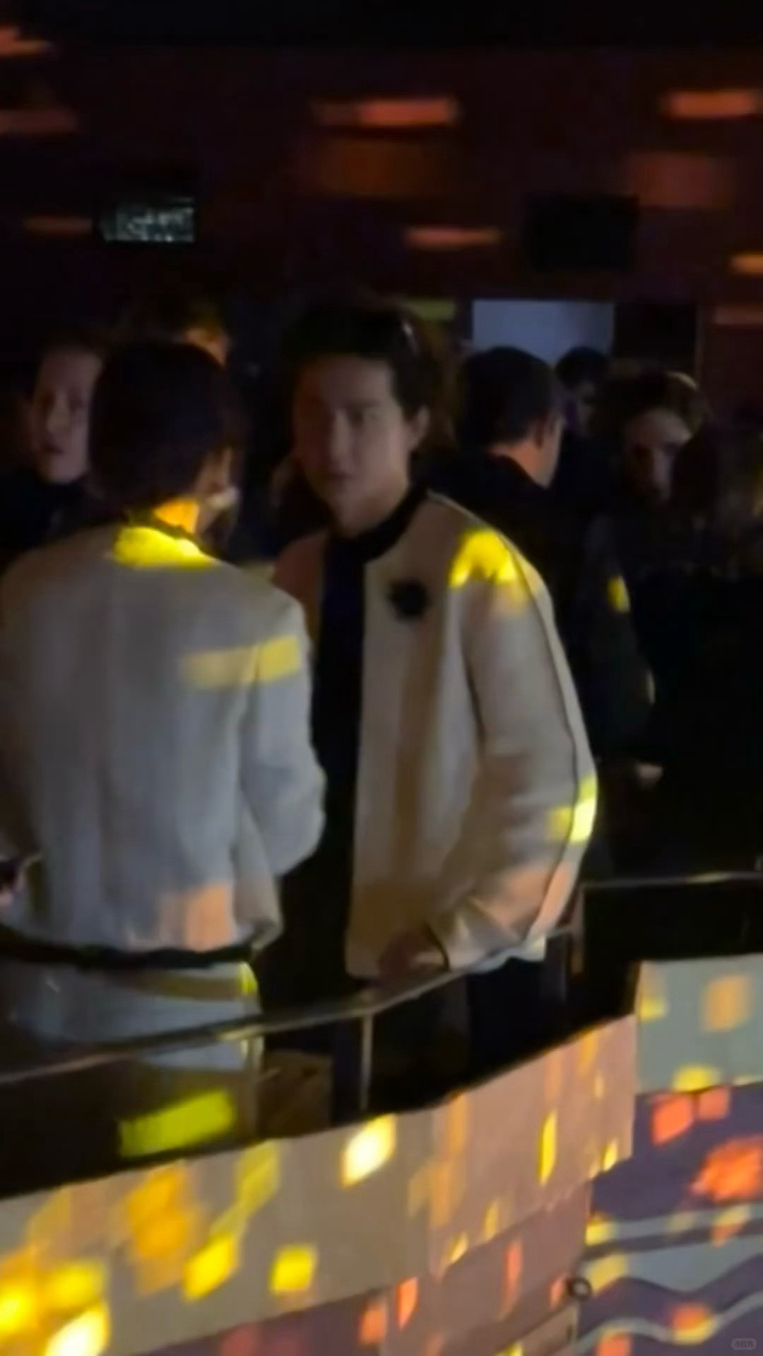 怎么可以这么苏王一博把头发箍起来了王一博换了一件内搭