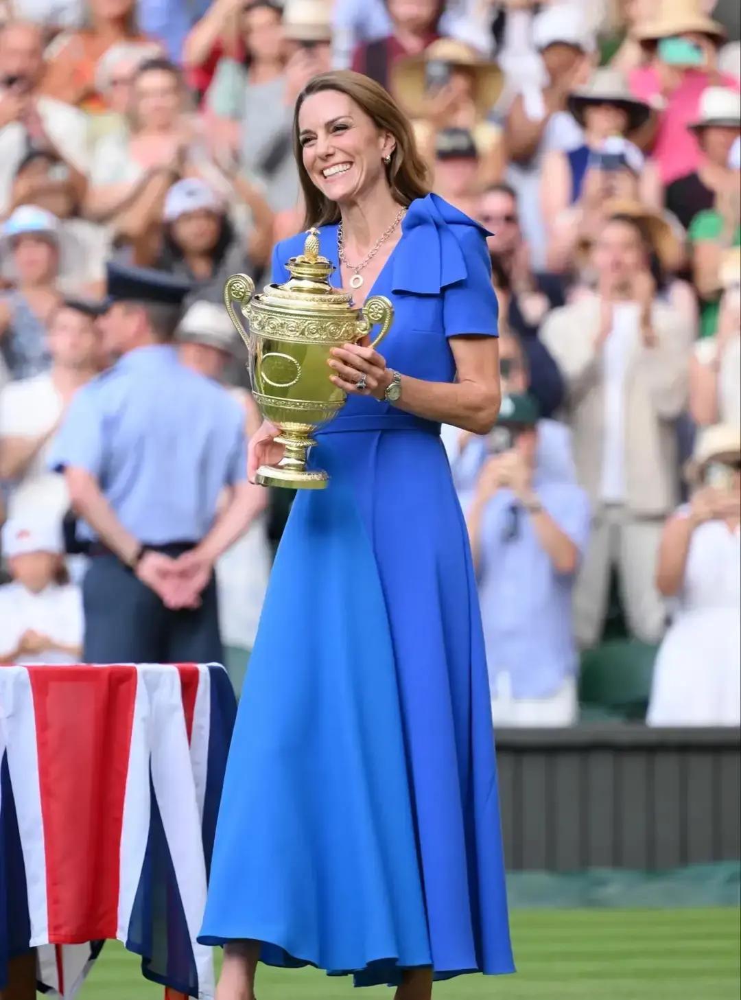 20年镁光灯下，凯特从24岁女友熬成44岁王妃，没被八卦拖垮，反而把王室流量玩成