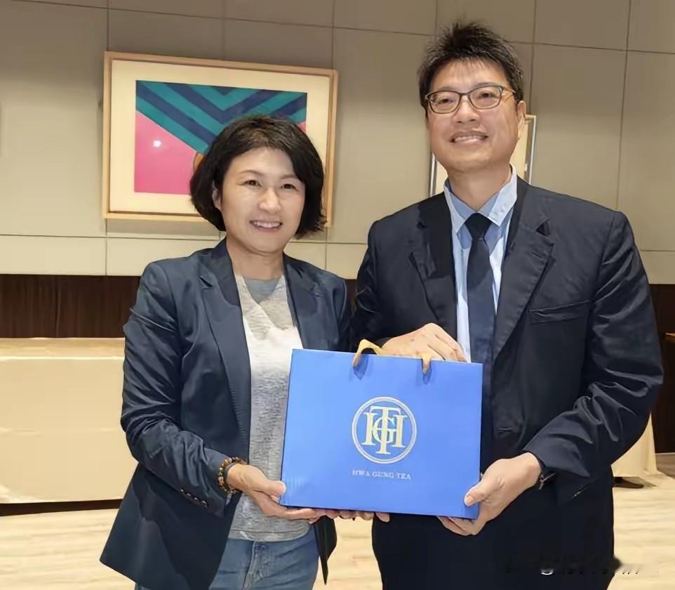 相聚一笑泯恩仇？台陆委会主委邱垂正跑到台东，专程向台东县长饶庆玲致歉，称饶县