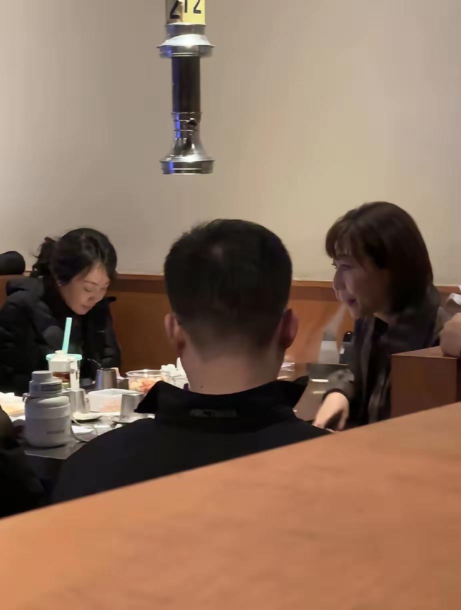 闫妮好老，任素汐室内吸烟。闫妮与任素汐现身沈阳一烤肉店，闫妮老得不能看，54岁素