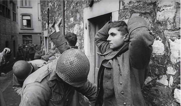 德军礼遇有加，平民却欲除之而后快，英美战俘为何遭遇冰火两重天。二战西线战场上