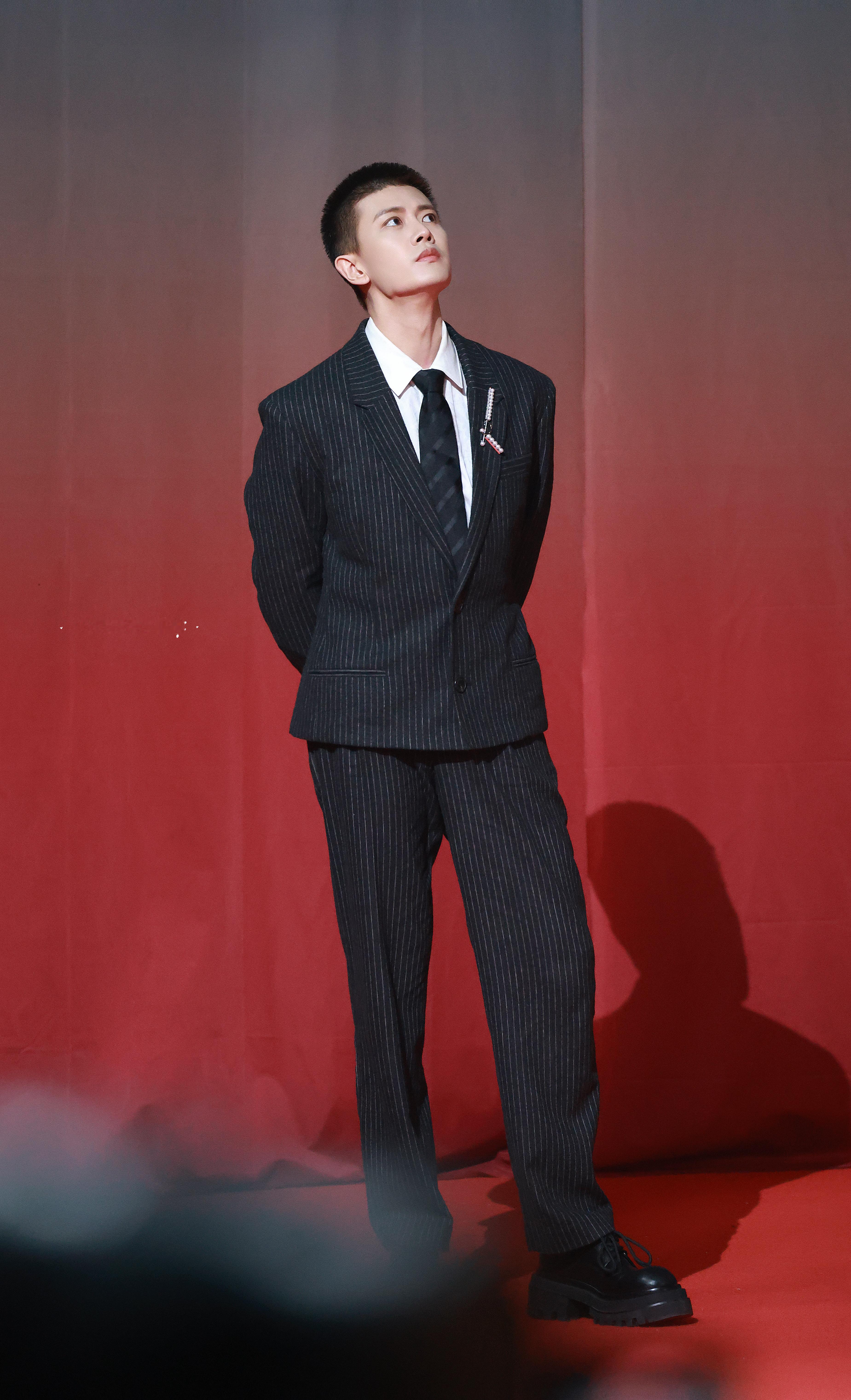 任嘉伦国剧盛典红毯路透图好权威的颜值