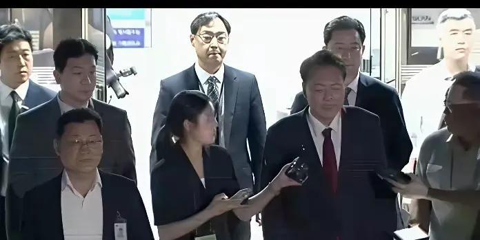 韩国人太势利了，这么热的天，竟然不给尹锡悦用空调！就在昨天，尹锡悦到法院接受关