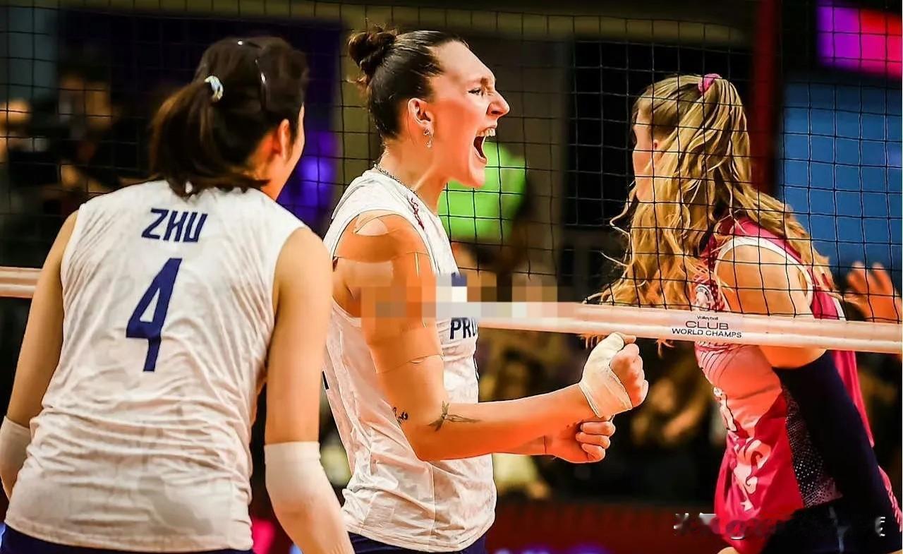 关键时刻换下朱婷，结果局面瞬间崩盘，教练这操作你看懂了吗？科内利亚诺队第一局