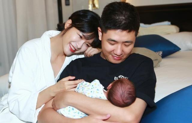 2019年，李艾在节目中表示：“我从来不跟老公同房睡！”应采儿一脸惊诧地问道：“