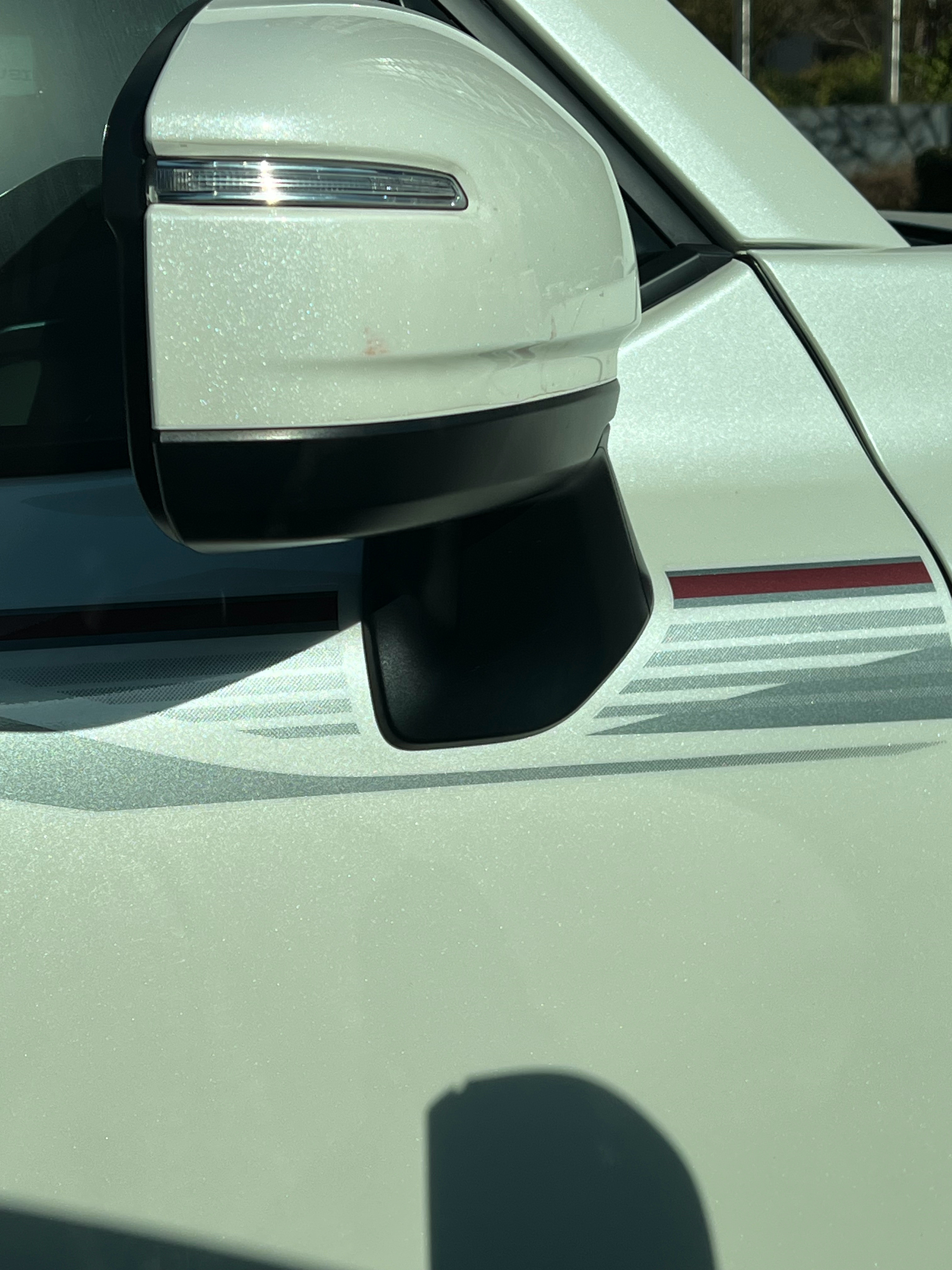 丰田的这个珍珠漆，不得不说就是挺漂亮的。还有很重要的一点，就是时间长了也不显旧，