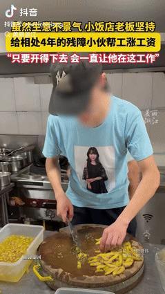“格局不是一般的大！”浙江，一饭馆老板收留了一名残疾小伙，眼看店里生意不好，老板