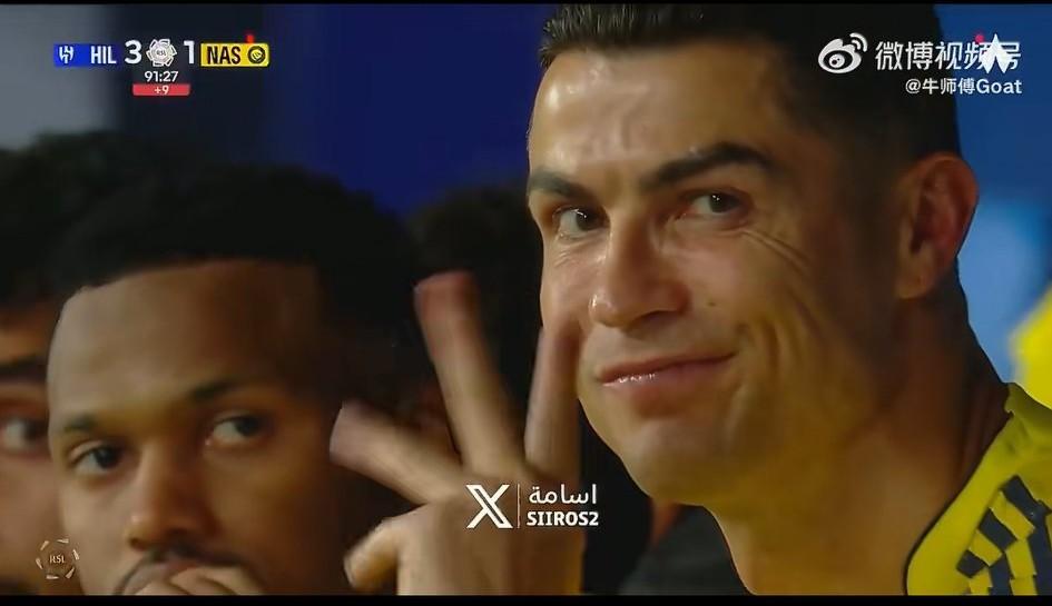 输给新月后，原来C罗在替补席不停地挥动五个手指是这个意思……相比罗哥，梅西在沙