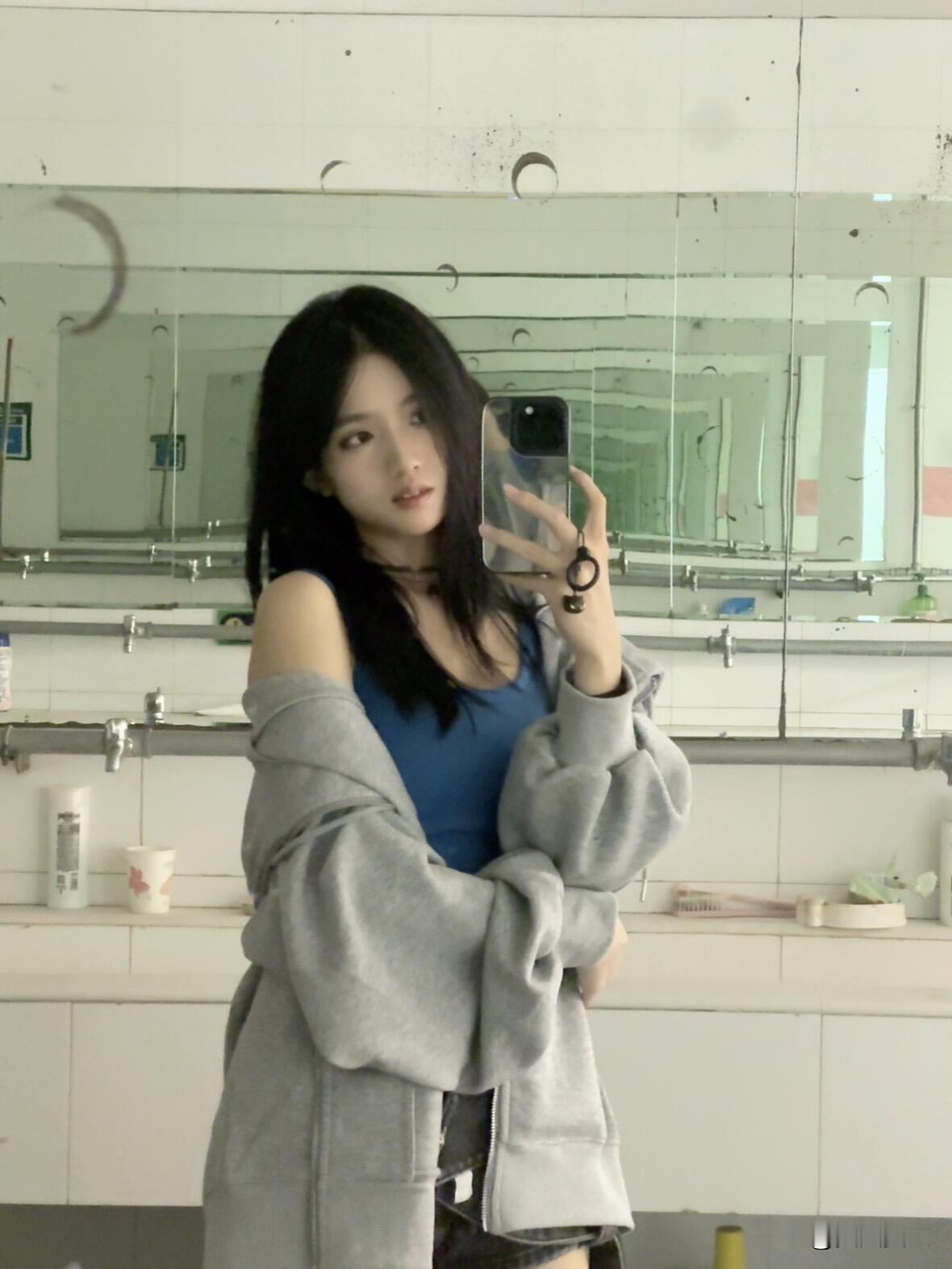 灰色卫衣+蓝色背心，简约又时尚，镜子里的自己，元气满满的一天！💕