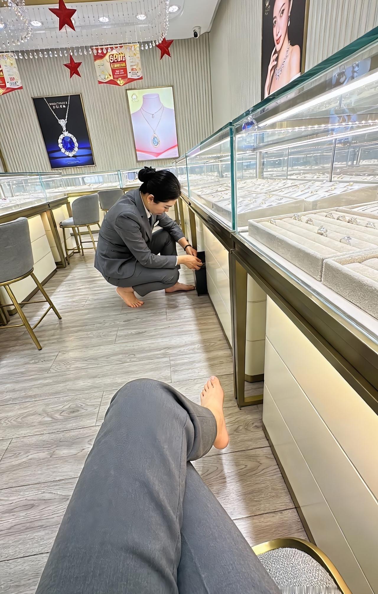 逛珠宝店偶遇离谱一幕！店员小姐姐们都光脚工作，瞬间脑补出“珠宝店的隐藏规矩”～咱