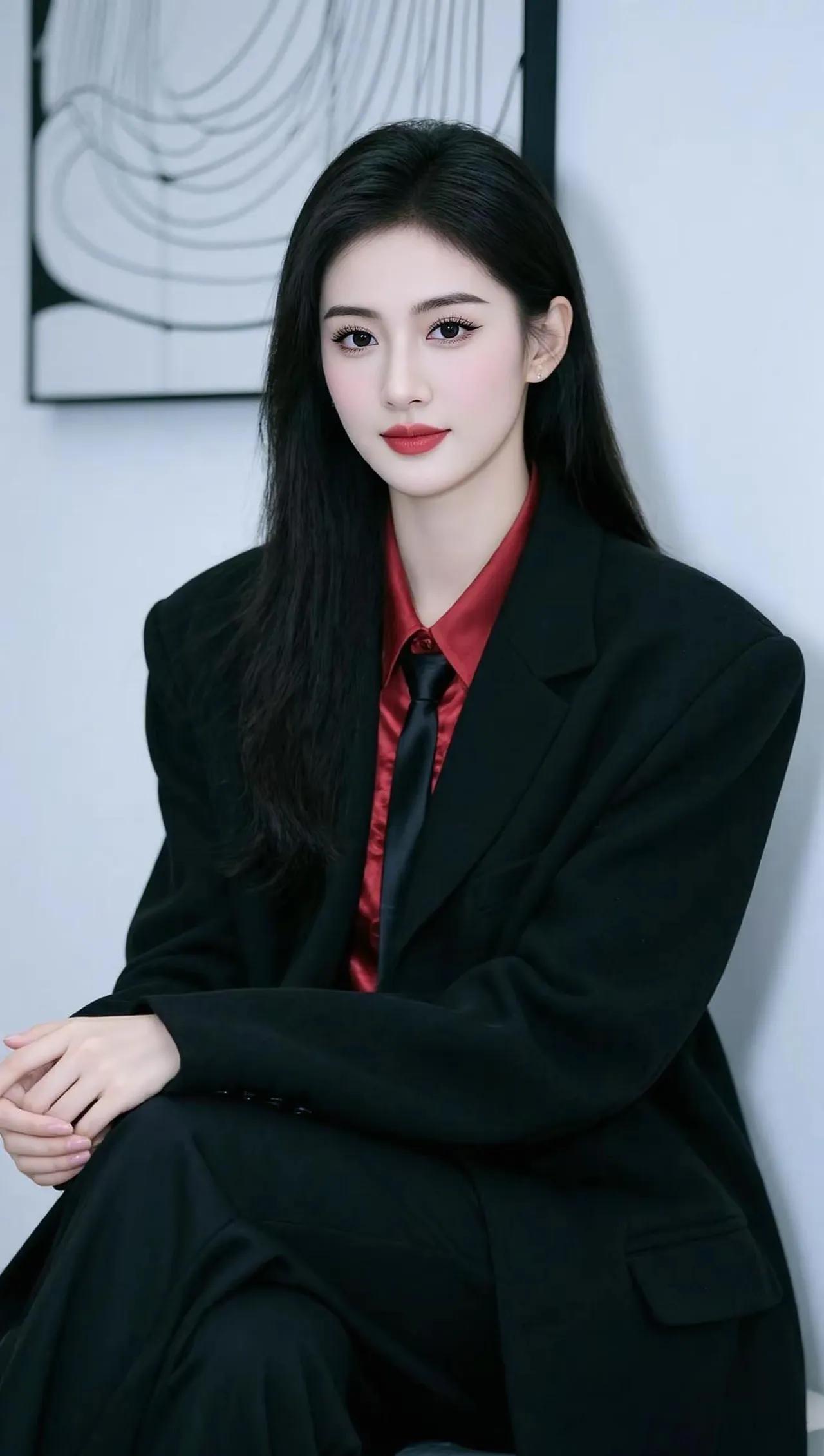 职场女性怎么穿着显得干练?西装的气质要如何打造?职场女性如何搭配黑色西装才能尽