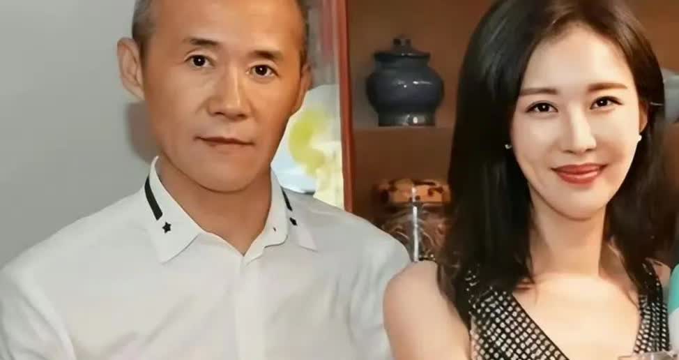 六十多岁王石冒充小伙儿，配三十多岁田朴珺还勉强凑合，十年过去，王石已是名副其实的