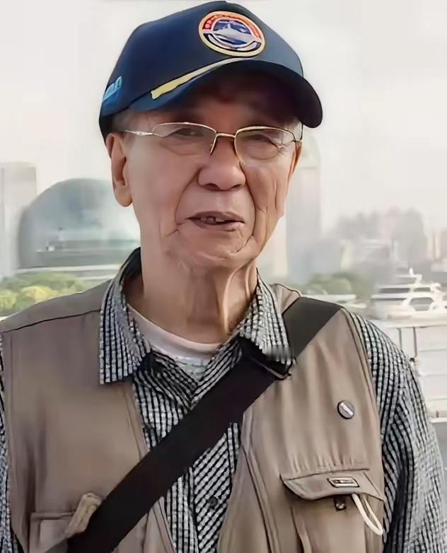 🌛“眼泪止不住了！”沂蒙山舰停靠上海，91岁海军老兵没有参观资格，拿着19