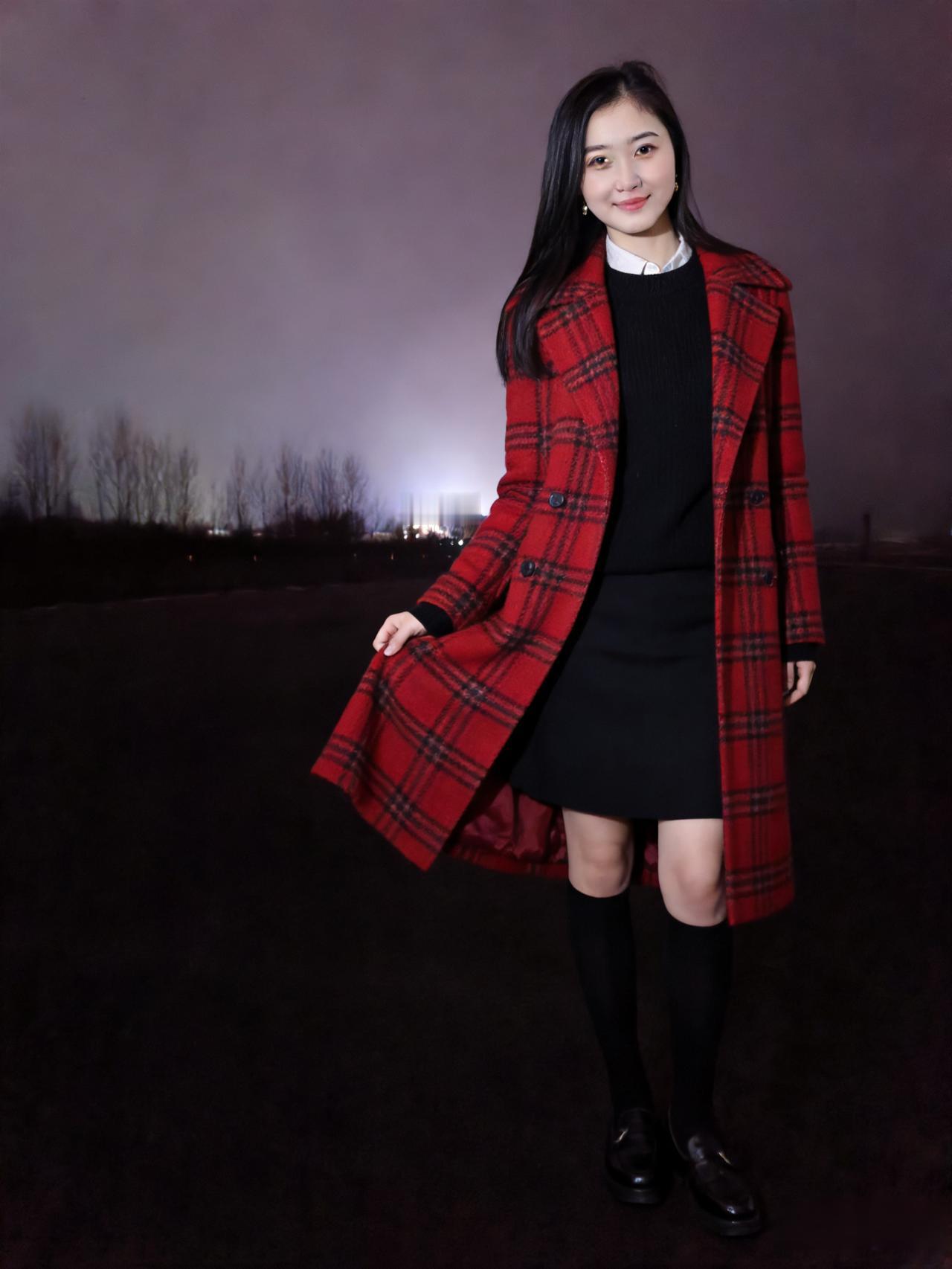 红大衣是燃烧的枫火黑内搭是暗夜的底色白衬衫领探出来像雪落在红焰的荒原～