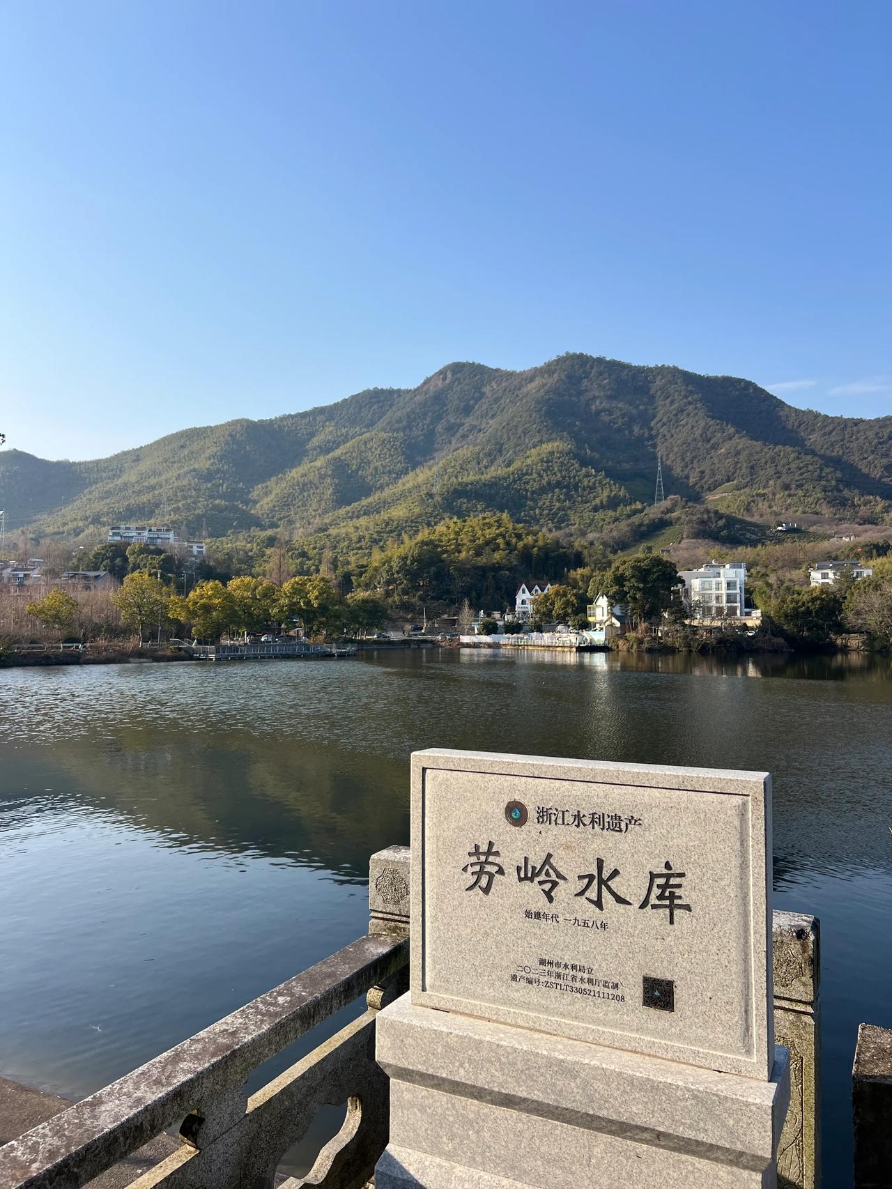 劳岭水库来了莫干山的劳岭水库，这个水库没有想象中有着广阔水面的水库，感觉更像是