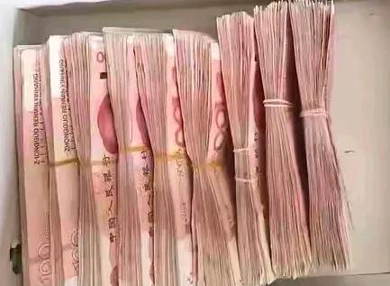 新疆乌鲁木齐大西门参加完高考的表弟每天早出晚归去新疆大学后面的边疆宾馆，他已经赚