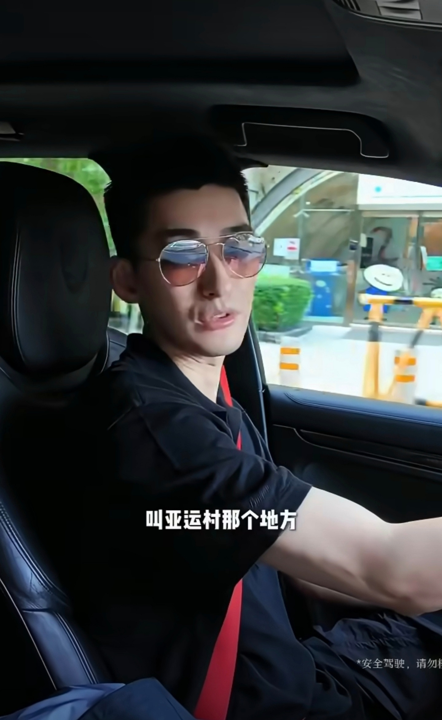 明星和车连在一起的热搜，以为又是广告，点进去一看，大哥是真的逛二手车市场啊[笑c