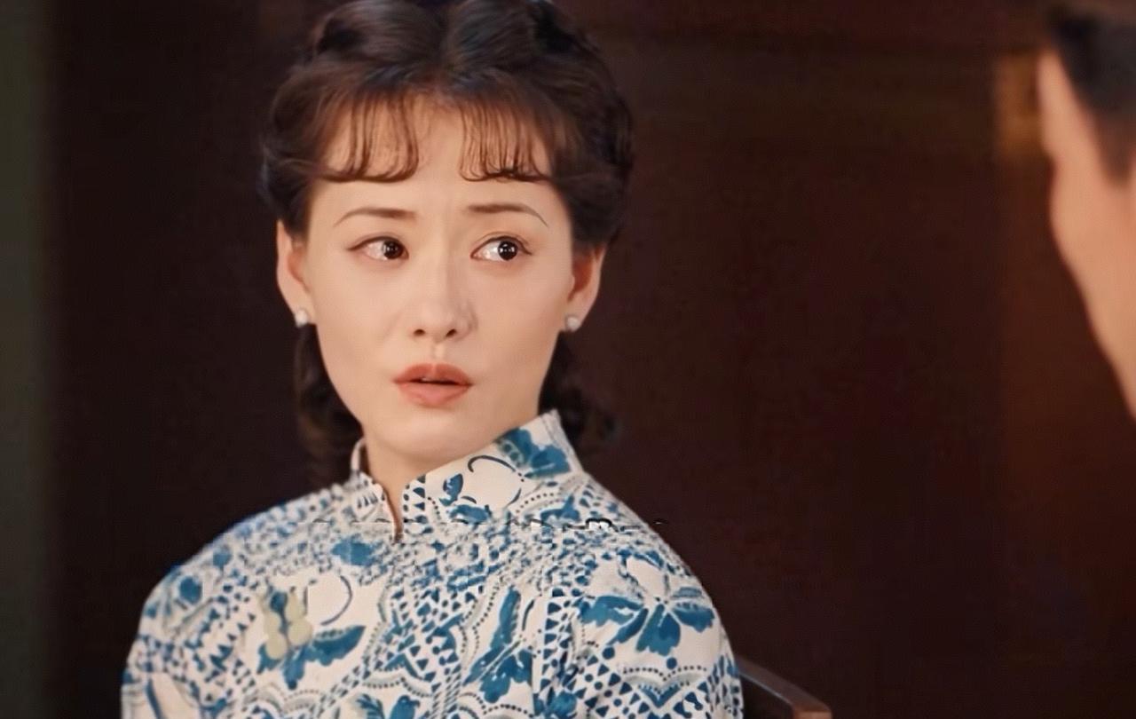 《灼灼韶华》当二妞被当众拆穿身份被大家耻笑时，穆子儒坚定地站在了她身边，他对二妞
