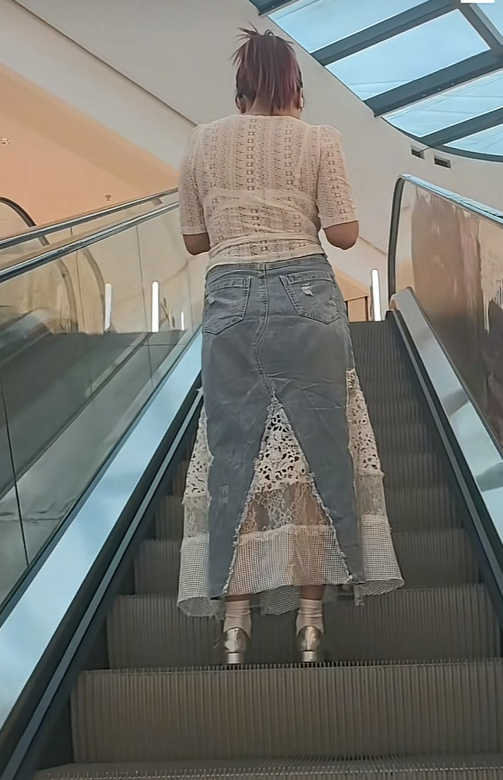 我第一眼看成前面有个小孩，这是一条旧裤子一条旧裙子改装的吗？​​​