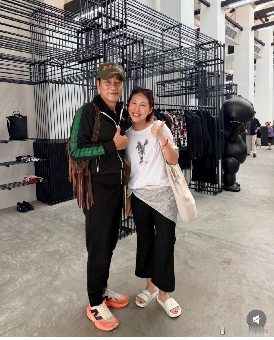 任达华又去新加坡看乒乓球比赛了，很难猜他到底喜欢哪个球员，但是对乒乓球赛真爱