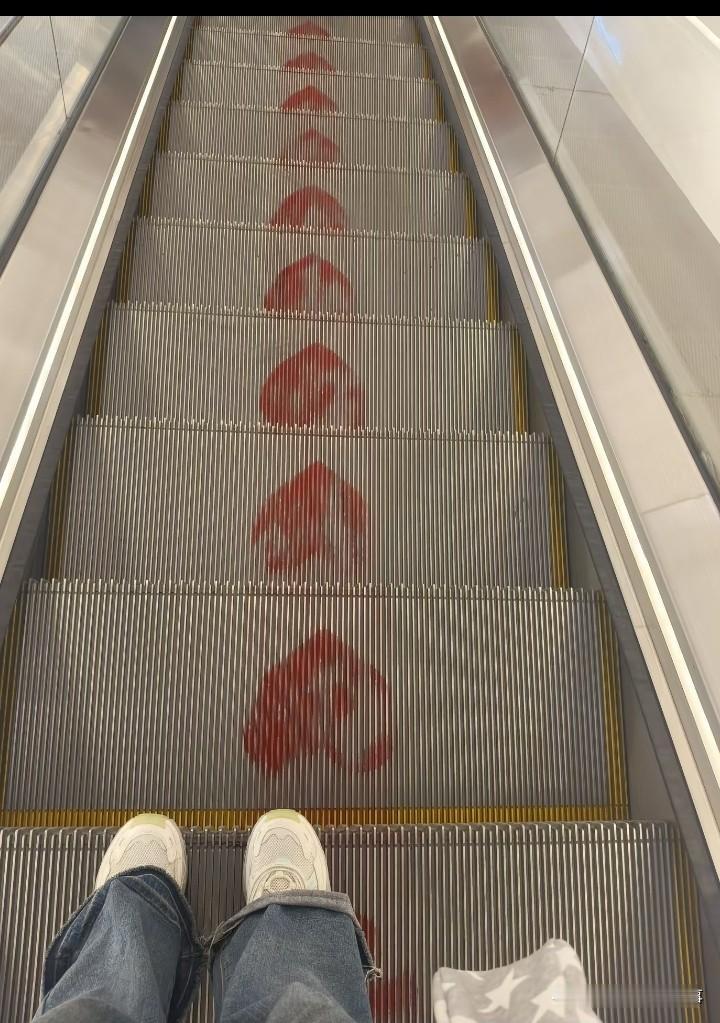 ……是不是以为自己浪漫极了吓死，差点以为是案发现场，柯南来了都摇头吧！