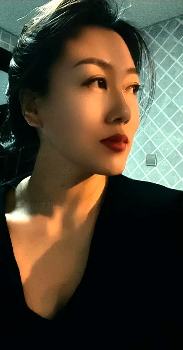 有人说，男人一辈子都在跟“好色”这件事较劲。其实，女人又何尝不是跟“爱情”纠缠不