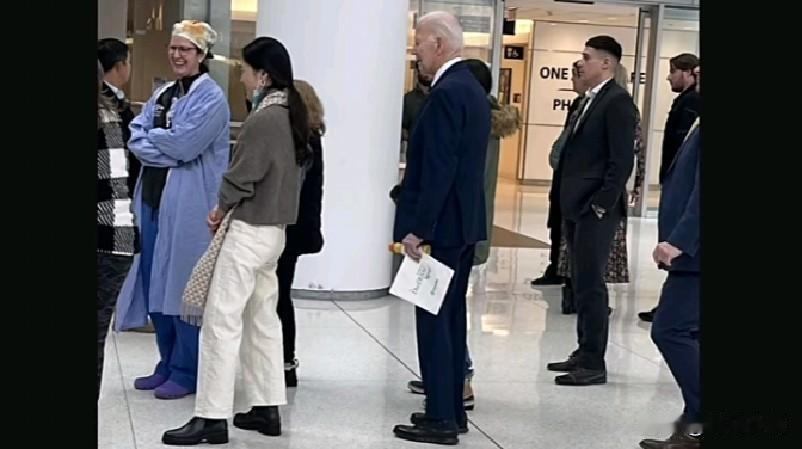 近日，有印度网友拍到美国前总统拜登在宾夕法尼亚州医院排队看病。美国舆论对此反应平