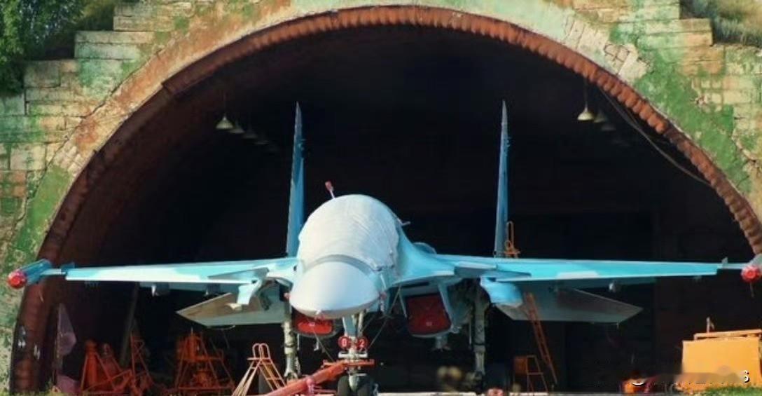 昨天，俄罗斯空天军一架Su-34战斗轰炸机的弹射座舱在地面静止状态下意外启动，零