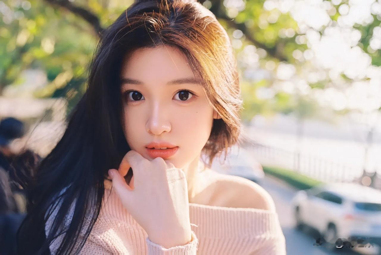 阳光下的少女，温柔如水，美得令人窒息。