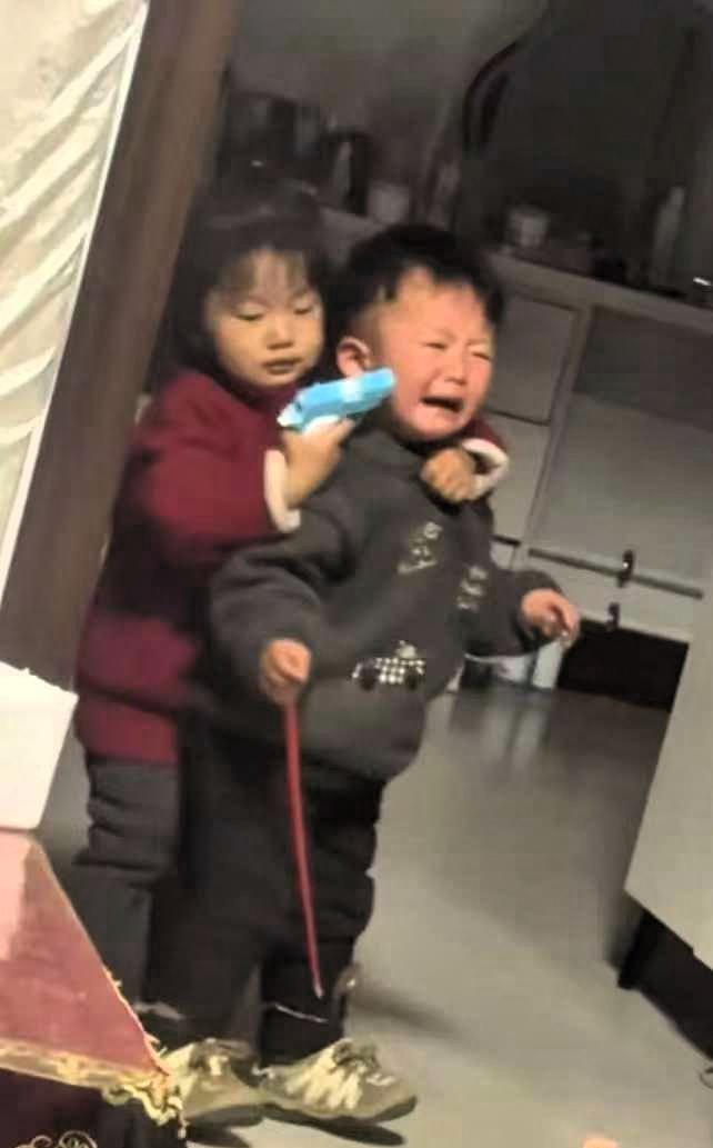 轰动全网的姐姐劫持弟弟后续来了，绑匪已经提要求了妈妈在一旁劝说，让姐姐别闹