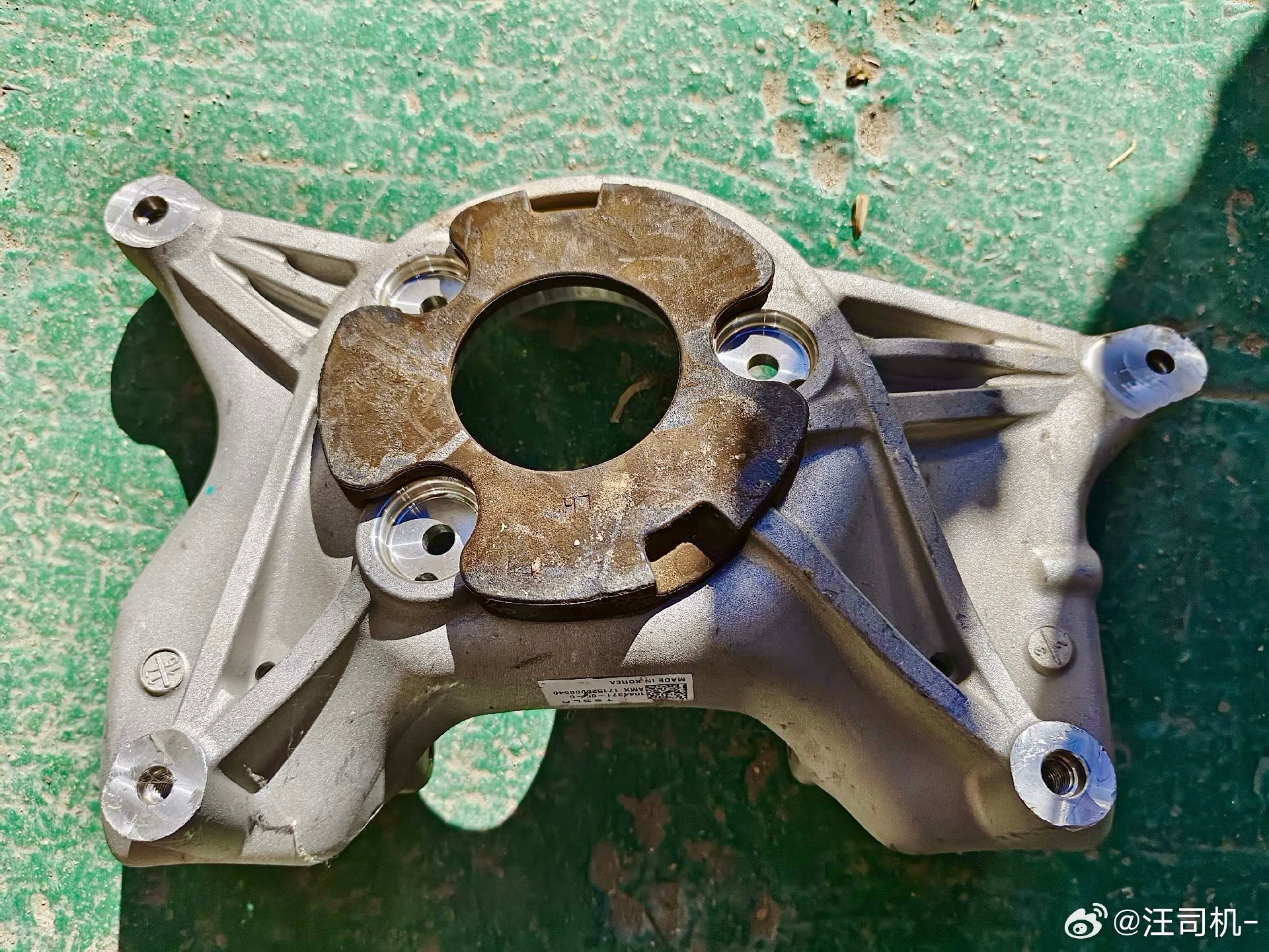 特斯拉的model3/y，钢制冲焊前塔顶，为避让上叉臂又做了个大镂空，然后再加