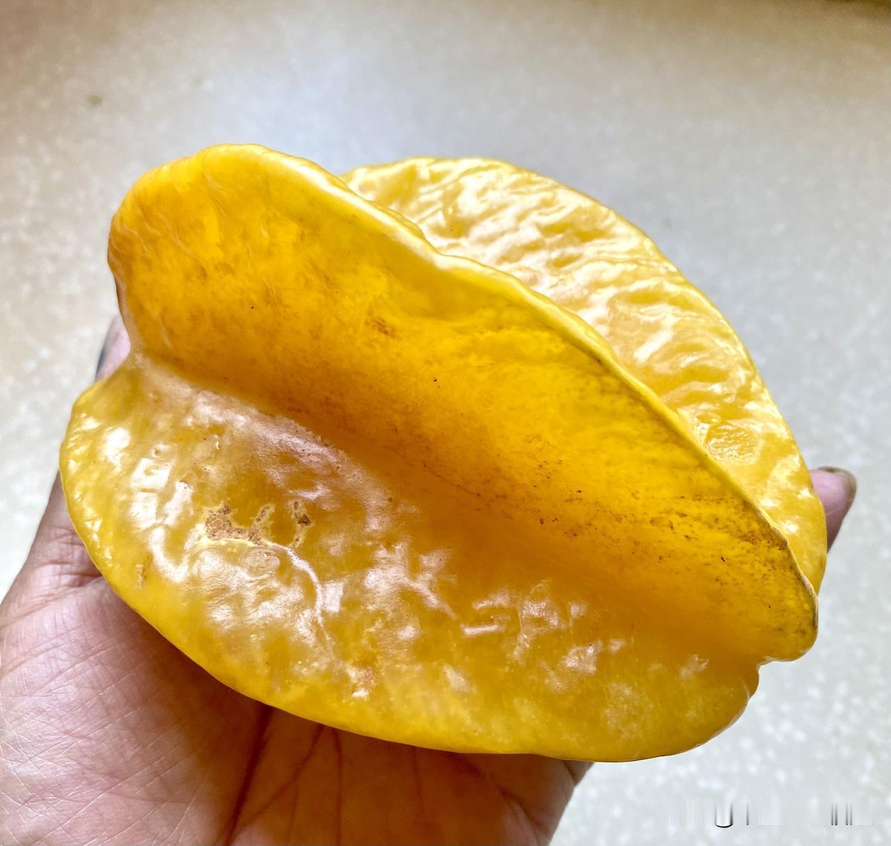 拿着菜刀等答复，急！朋友送来一种水果，好像叫杨桃。我是辽宁人，真的没有