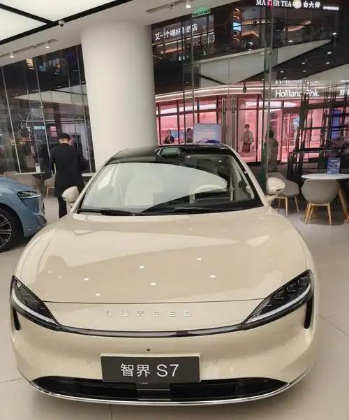 智界S7为何有华为和奇瑞两巨头加持销量为何依旧不行？这个车子定位不对，想要卖到2