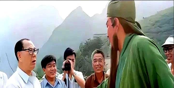 1994年，杨成武将军探班《三国演义》剧组，迎面走来的是全套妆发的“关羽”陆树铭