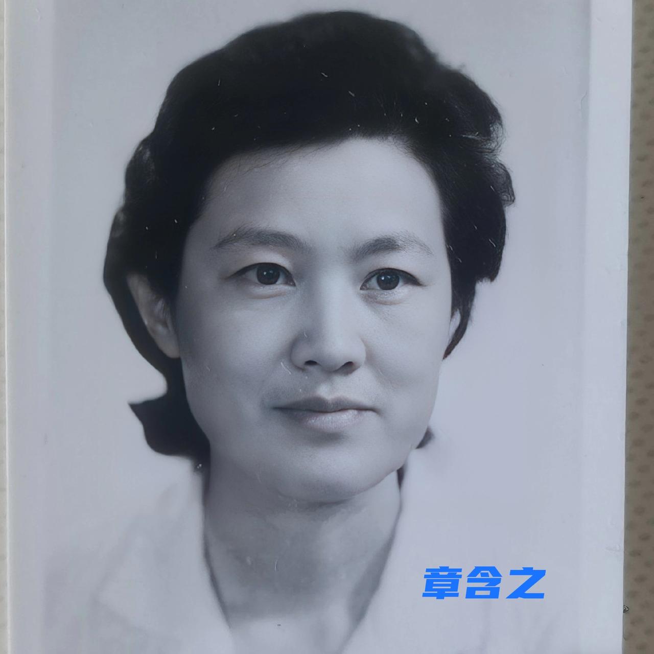 70年代，著名外交官章含之，留下一张罕见证件照，她留着利落齐耳短发，眉眼清亮尽显