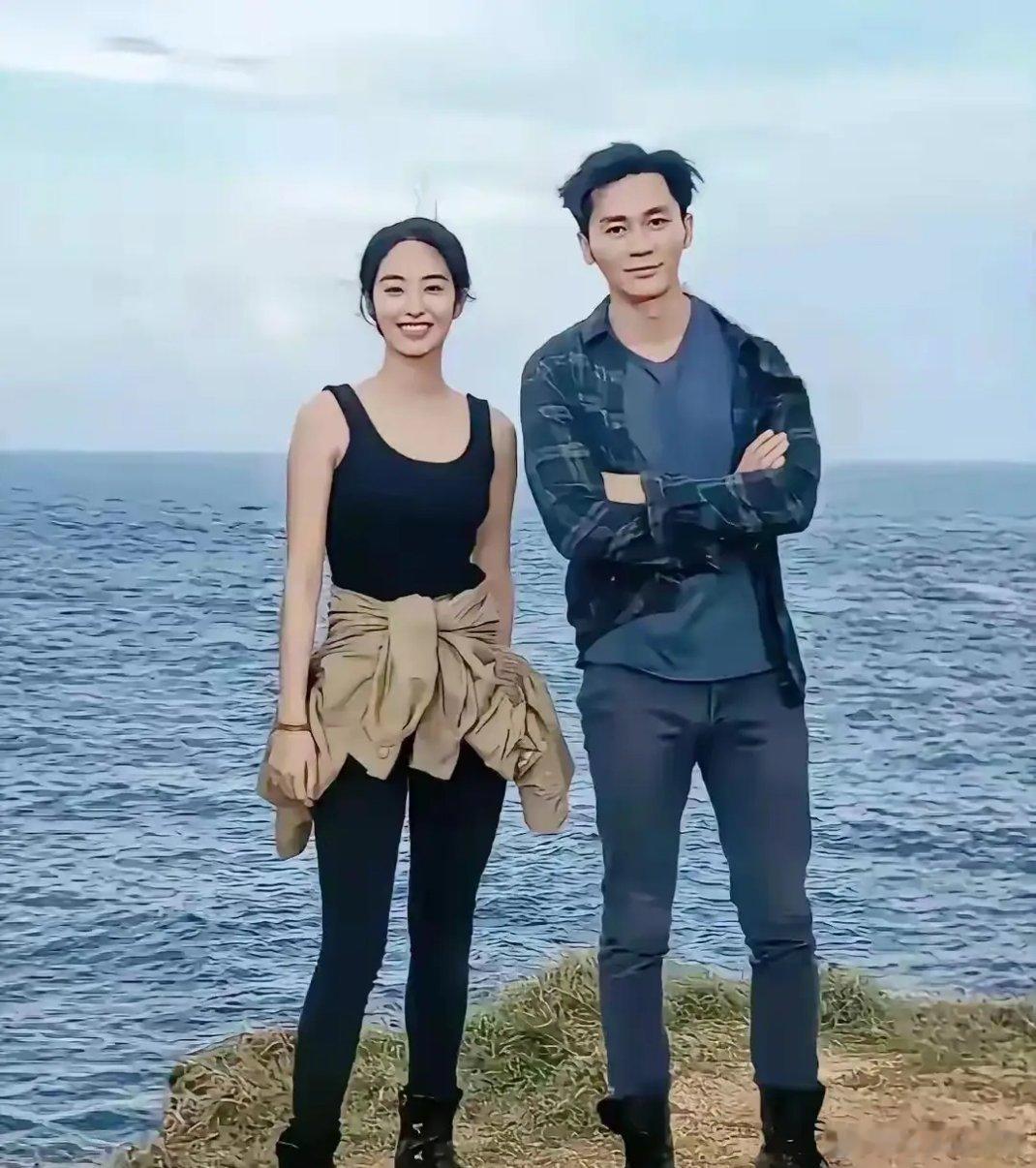 李晨旁边女士是谁？身材真好，气质也不错！