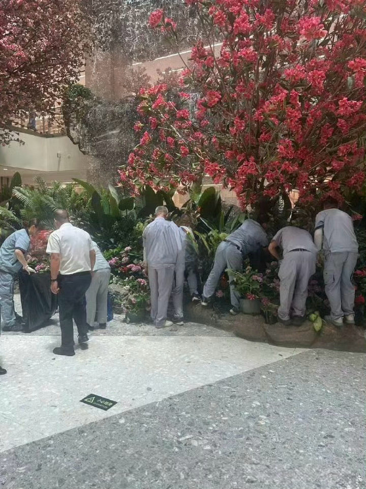 西安赛格赵贵一开始以为只是普通悲剧，看完商户的爆料心里挺沉重的，很多员工都发文说
